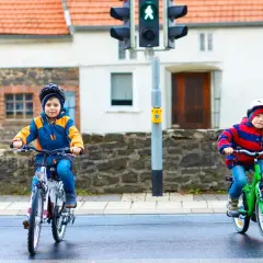 Karta rowerowa i chodnik: 3 wyjątki, by jeździć legalnie i bezpiecznie