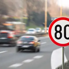Prędkość na autostradzie: Czy wiesz, ile możesz jechać? Mandaty.