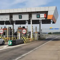 Autostradą A4: Opłaty, bramki, e-TOLL. Płać sprytnie, bez kar!