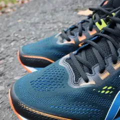 ASICS na asfalt: jak wybrać idealne buty? Poradnik eksperta
