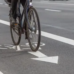 Rowerem po chodniku bez karty? Wiek, przepisy i 3 kluczowe wyjątki