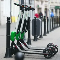 Hulajnoga elektryczna po chodniku? Znam zasady i kary (300 zł!)
