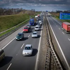 Bezpieczny odstęp: Ile metrów, jaki mandat? Zasada 3 sekund