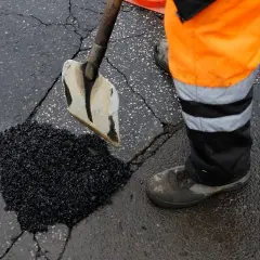 Asfalt na zimno: Kupisz w markecie! Jak wybrać najlepszy?