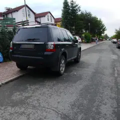 Czy można parkować na chodniku? Zasady, DMC, mandaty