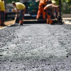 Ile kosztuje tona asfaltu w 2026? Pełny przewodnik po cenach