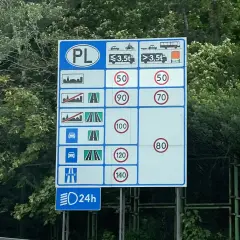 Z jaką prędkością na autostradzie? Limity, mandaty i bezpieczna jazda
