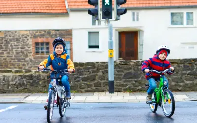 Karta rowerowa i chodnik: 3 wyjątki, by jeździć legalnie i bezpiecznie