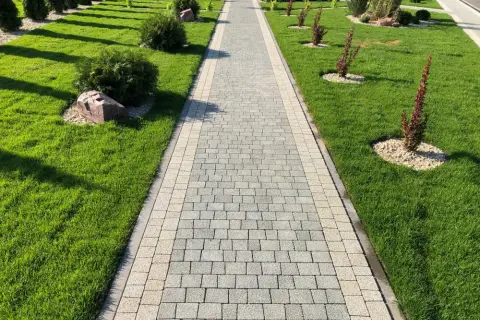 Idealna szerokość chodnika z kostki? Przepisy i praktyczne wymiary