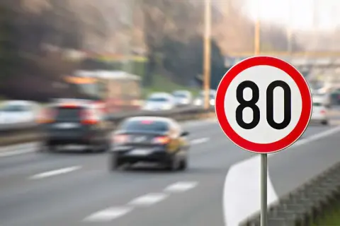 Prędkość na autostradzie: Czy wiesz, ile możesz jechać? Mandaty.