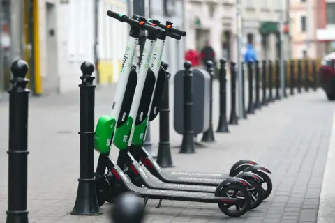 Hulajnoga elektryczna po chodniku? Znam zasady i kary (300 zł!)