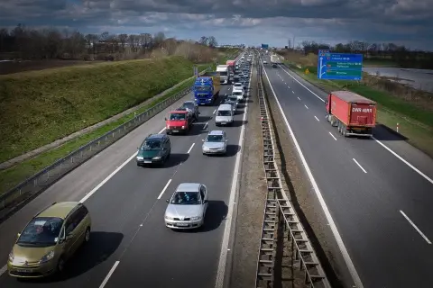Bezpieczny odstęp: Ile metrów, jaki mandat? Zasada 3 sekund