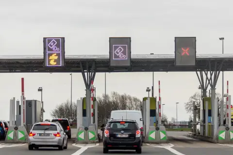 Płatności na autostradach w Polsce: Jak płacić i uniknąć kar?