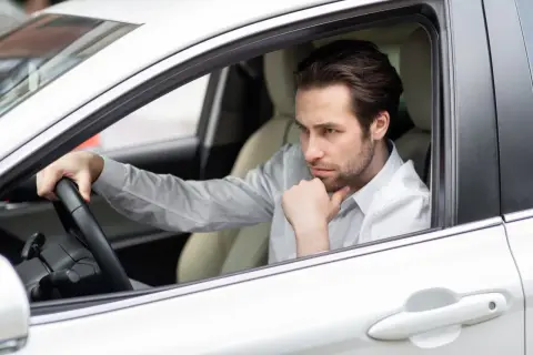 Ile paliwa zużywa auto na postoju? Poznaj koszty i uniknij mandatu