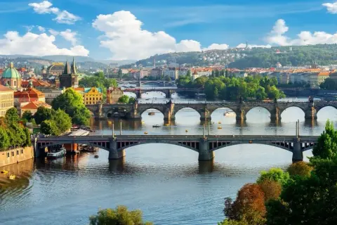 Praga samochodem: Która trasa najlepsza? Koszty, czas, komfort