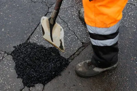 Asfalt na zimno: Kupisz w markecie! Jak wybrać najlepszy?