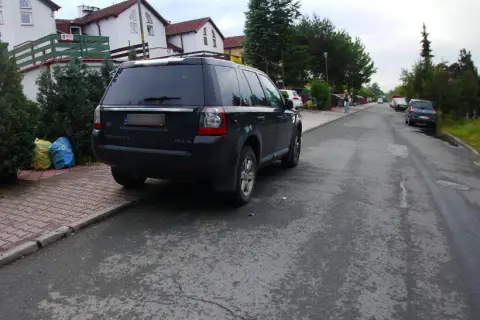 Czy można parkować na chodniku? Zasady, DMC, mandaty