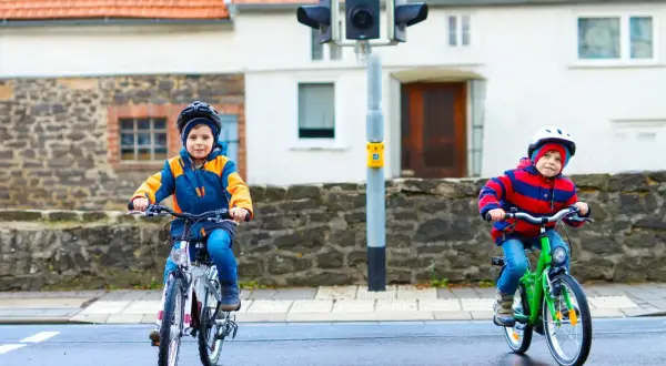 Karta rowerowa i chodnik: 3 wyjątki, by jeździć legalnie i bezpiecznie