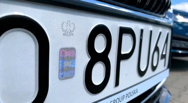 Ile kosztuje przerejestrowanie auta 2026? Uniknij ukrytych opłat!