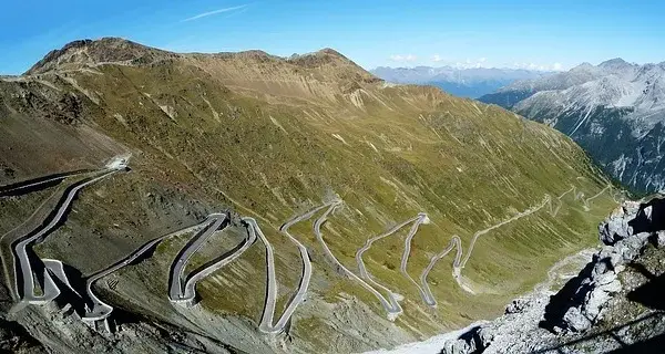 Alpy motocyklem: TOP trasy, Stelvio, Grossglockner i porady eksperta