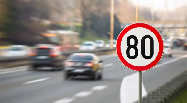 Prędkość na autostradzie: Czy wiesz, ile możesz jechać? Mandaty.