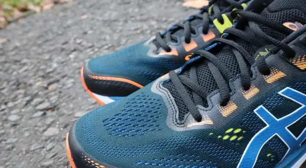 ASICS na asfalt: jak wybrać idealne buty? Poradnik eksperta