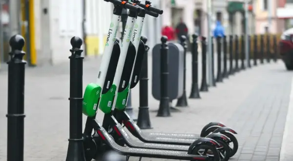 Hulajnoga elektryczna po chodniku? Znam zasady i kary (300 zł!)