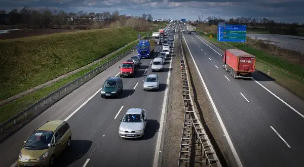Bezpieczny odstęp: Ile metrów, jaki mandat? Zasada 3 sekund