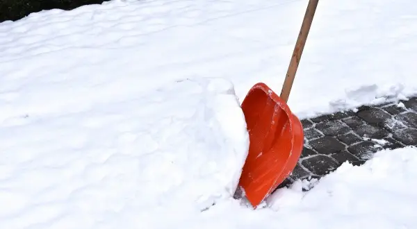 Kiedy odśnieżać chodnik? Obowiązki, kary i praktyczne porady