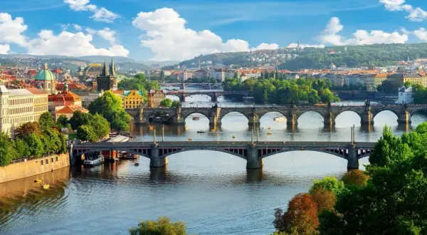 Praga samochodem: Która trasa najlepsza? Koszty, czas, komfort