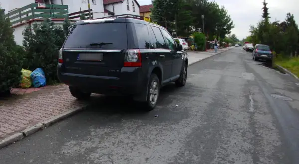 Czy można parkować na chodniku? Zasady, DMC, mandaty