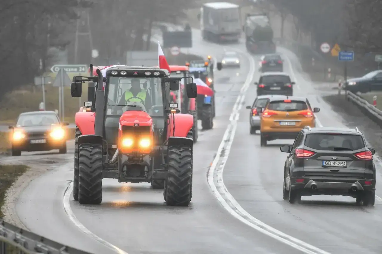 traktorek kosiarka pojazd wolnobieżny na drodze
