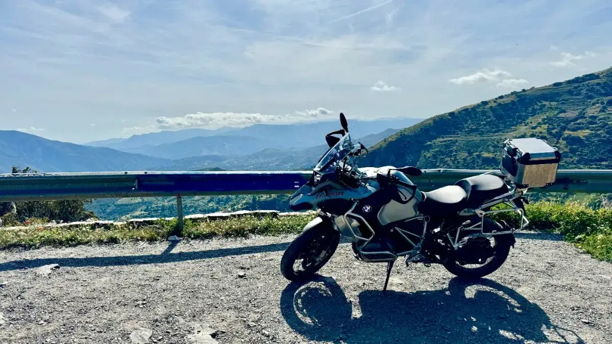 Motocykl na mniej znanej górskiej drodze w Hiszpanii