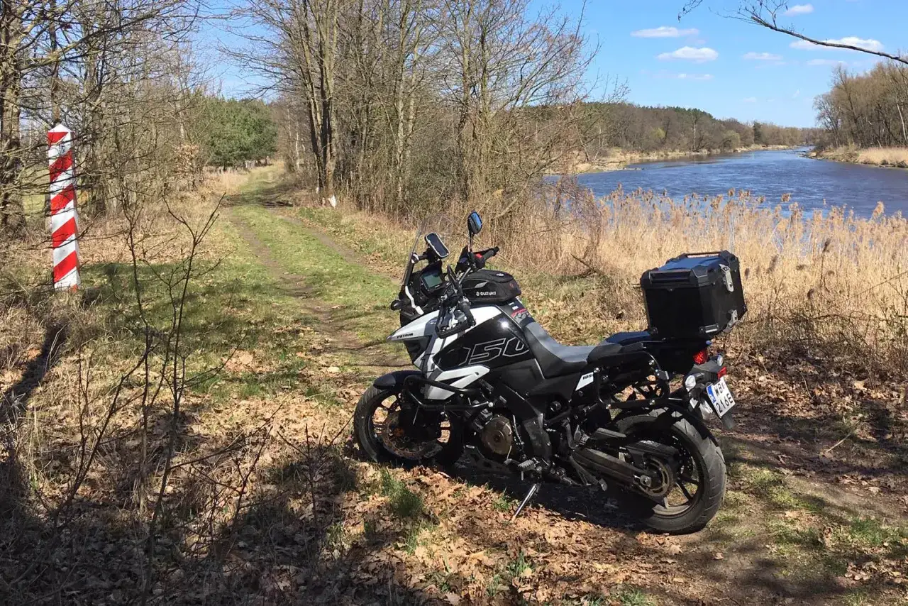 motocykl wzdłuż Bugu