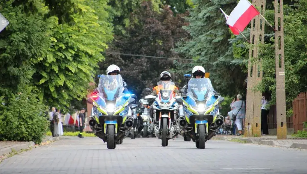 Motocyklista na malowniczej drodze Podlasie