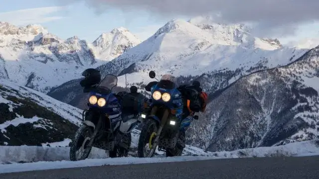 Motocykl przygotowany do podróży Alpy