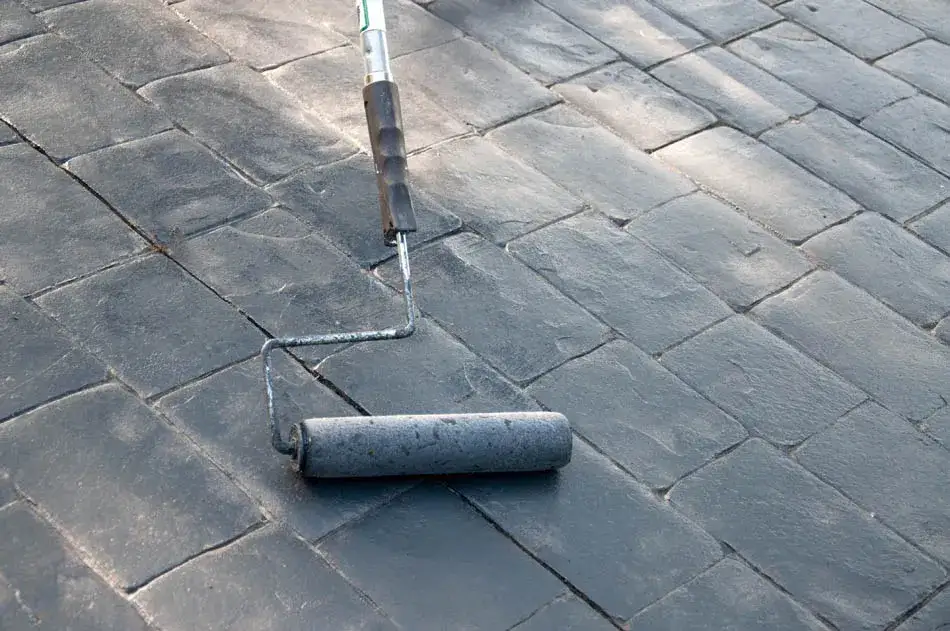 odnowiony chodnik betonowy przed i po