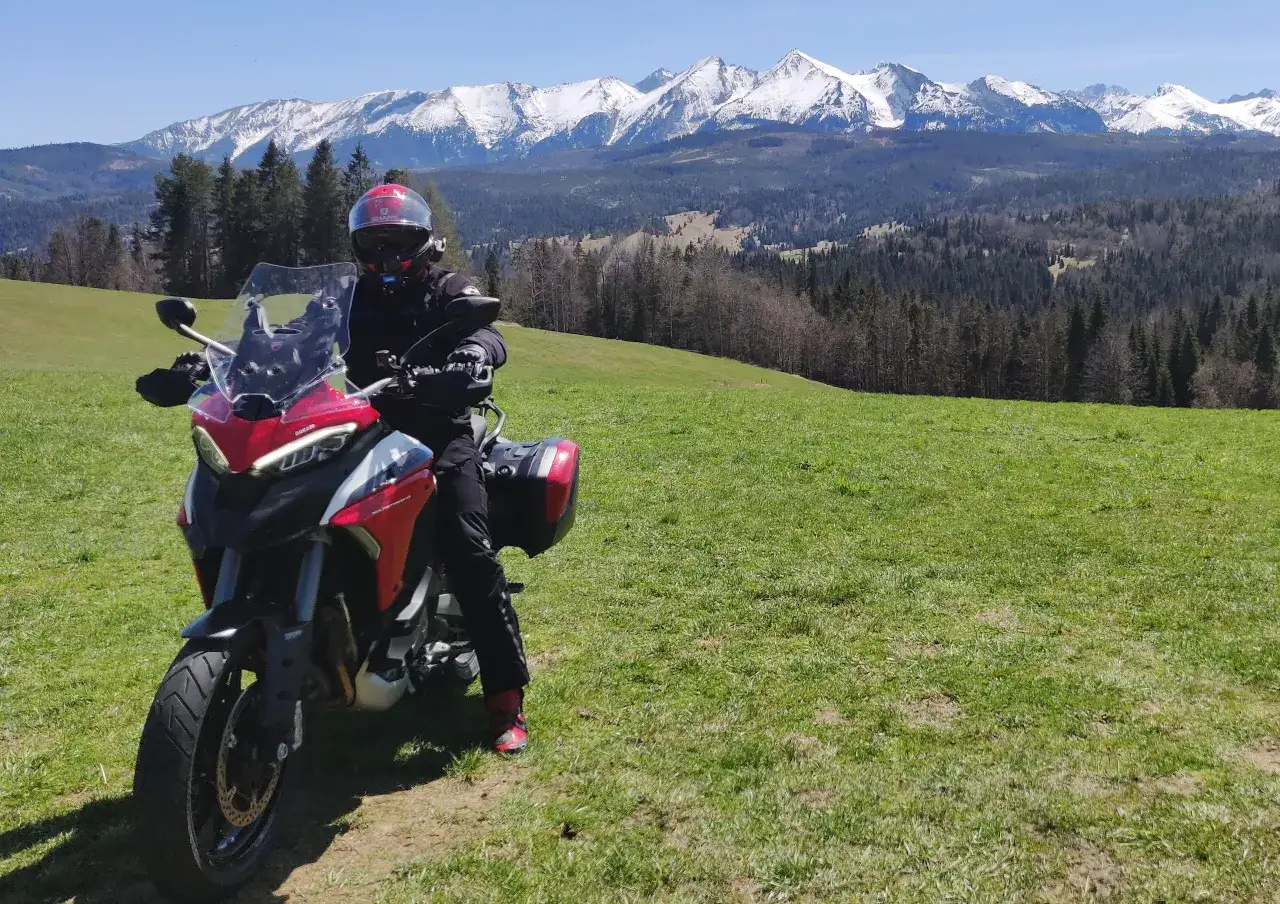 motocyklista na krętej drodze w Beskidach