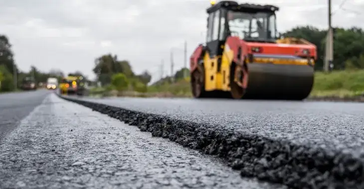 Układanie asfaltu na drodze