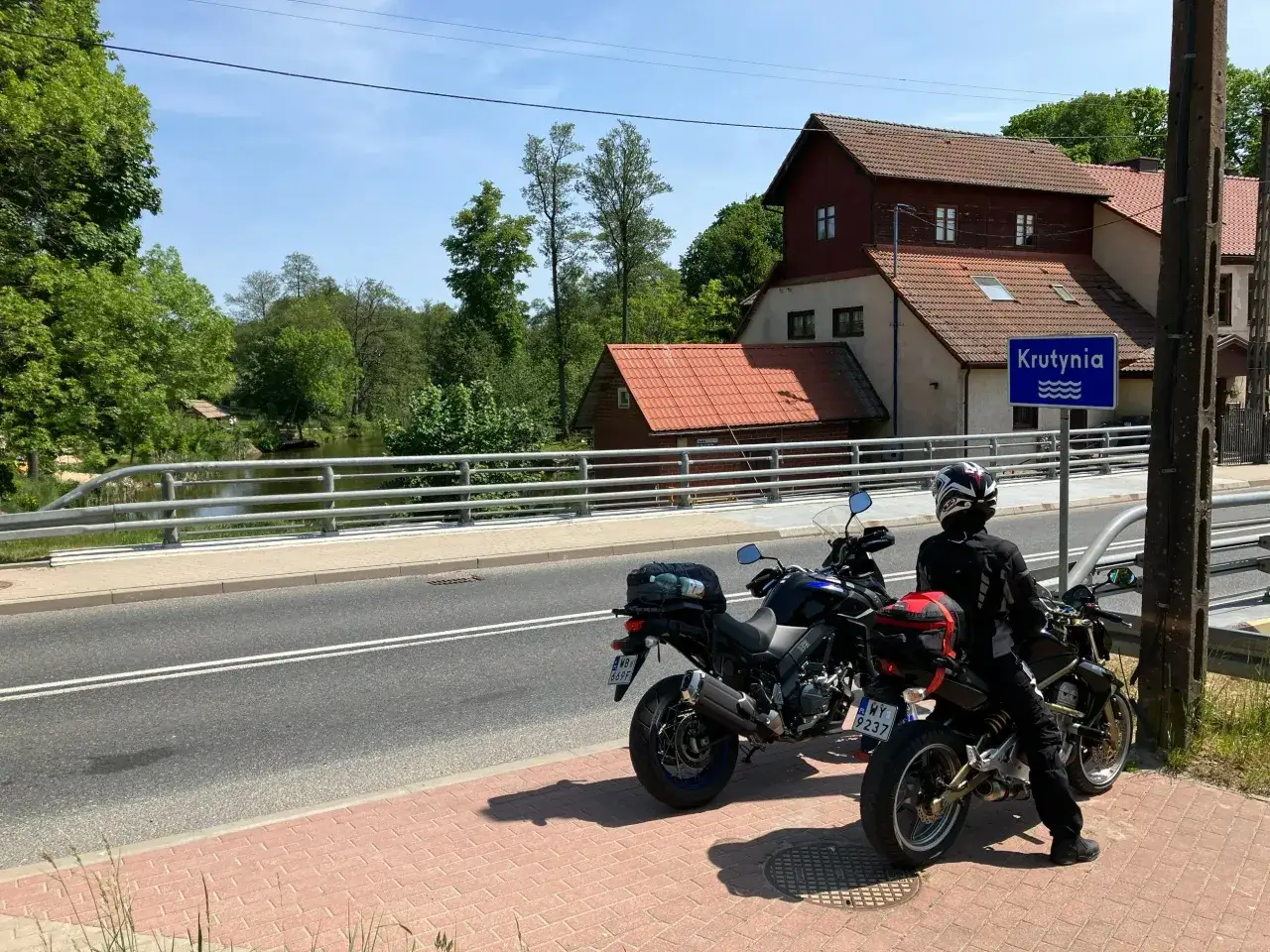 Motocykl na malowniczej drodze Mazury, jezioro, las