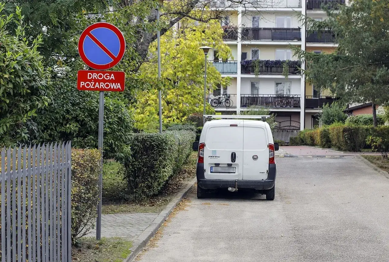 mandat za złe parkowanie na chodniku