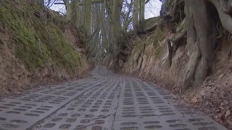 Kręta droga wąwóz lessowy Kazimierz Dolny motocykl