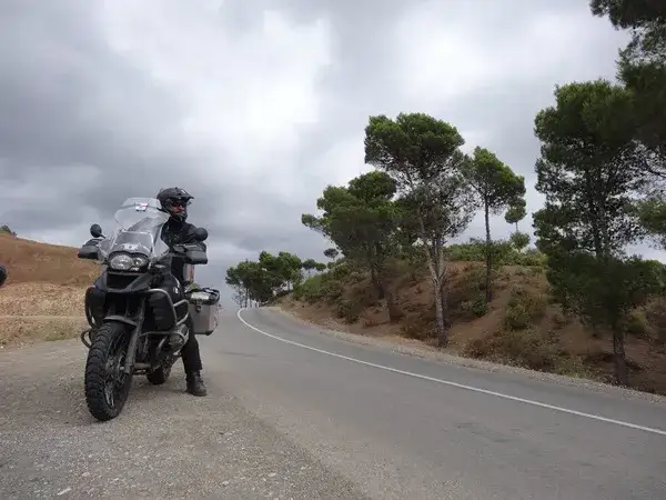 Motocyklista sprawdza opony przed podróżą