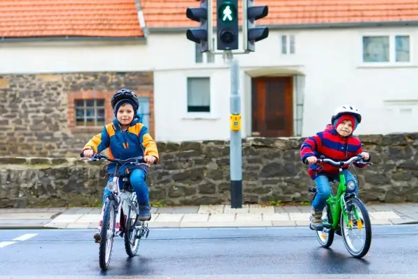 Karta rowerowa i chodnik: 3 wyjątki, by jeździć legalnie i bezpiecznie