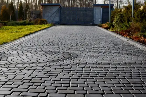 Chodnik betonowy jak nowy? Renowacja krok po kroku!