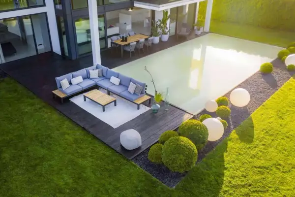 Chodnik na balkon: jaki materiał wybrać, by służył lata?