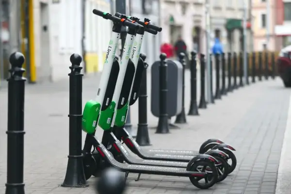 Hulajnoga elektryczna po chodniku? Znam zasady i kary (300 zł!)