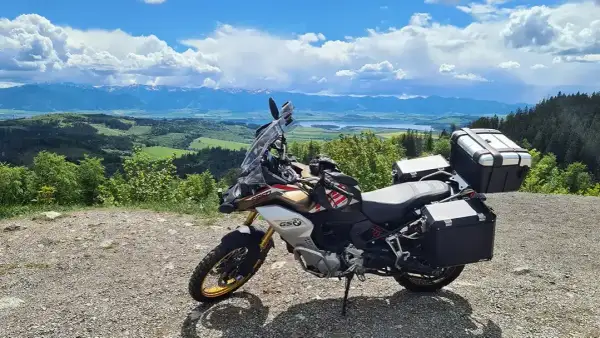 Wielkopolska na motocyklu: Odkryj najlepsze trasy i atrakcje