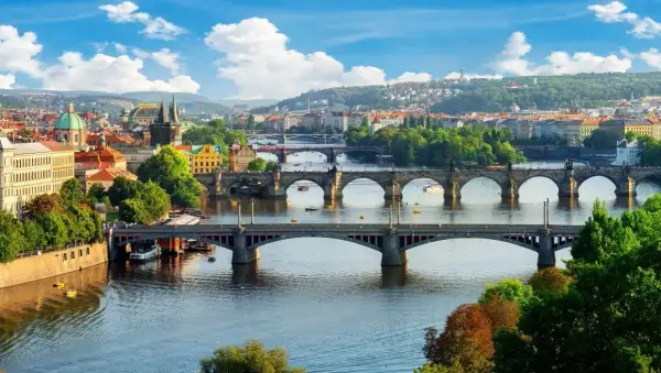 Praga samochodem: Która trasa najlepsza? Koszty, czas, komfort