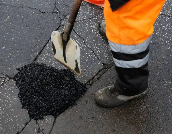 Asfalt na zimno: Kupisz w markecie! Jak wybrać najlepszy?